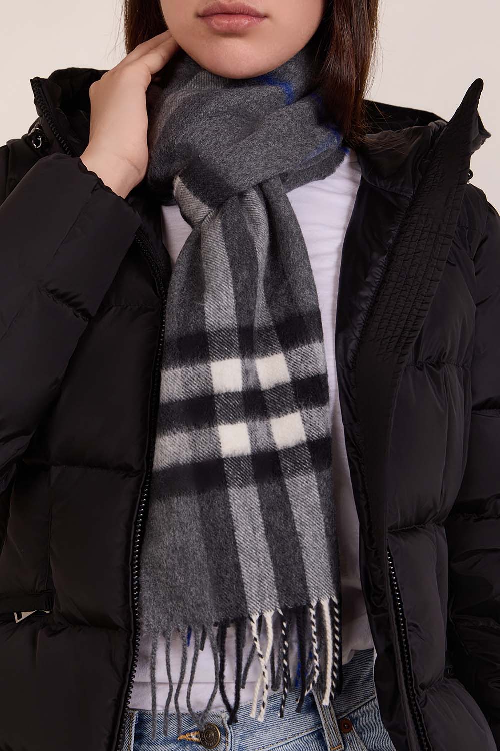 תמונת כל הלוק של צעיף קשמיר